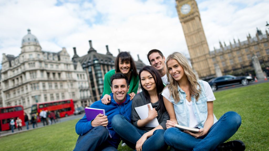 10 reasons why American students should consider studying abroad in England for a unique and enriching experience